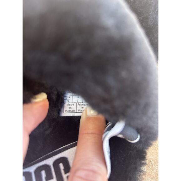 Sz 9- UGG WOMENS OH YEAH BLACK SANDALS STYLE 1107953 - Picture 4 of 4